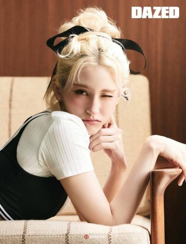 全昭弥为某杂志最新一期拍摄时装写真近日曝光，时尚造型吸引粉丝们目光