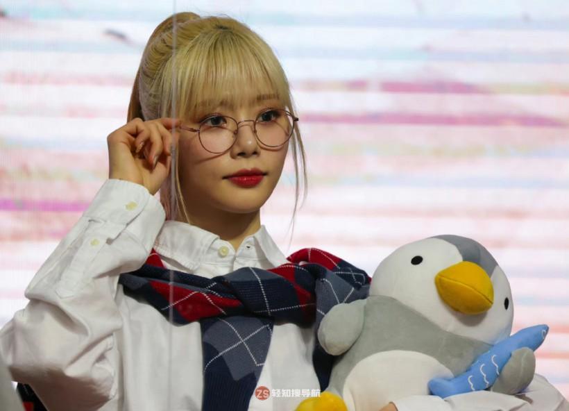 Ji-U金旼祉跟随哪个女子组合正式出道？她在学生时代有何登台表演经验？