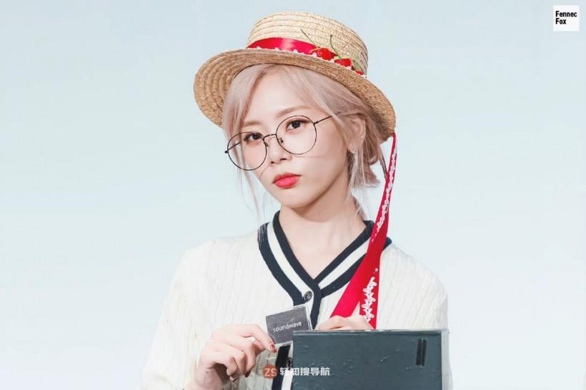 Ji-U金旼祉跟随哪个女子组合正式出道？她在学生时代有何登台表演经验？