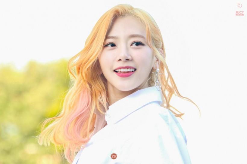 Ji-U金旼祉跟随哪个女子组合正式出道？她在学生时代有何登台表演经验？