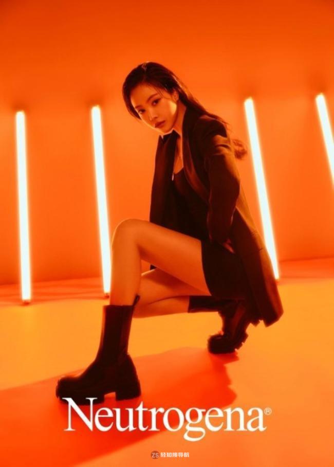 孙娜恩最新美妆写真近日在网上曝光，时尚打扮搭配霓虹氛围吸引粉丝目光