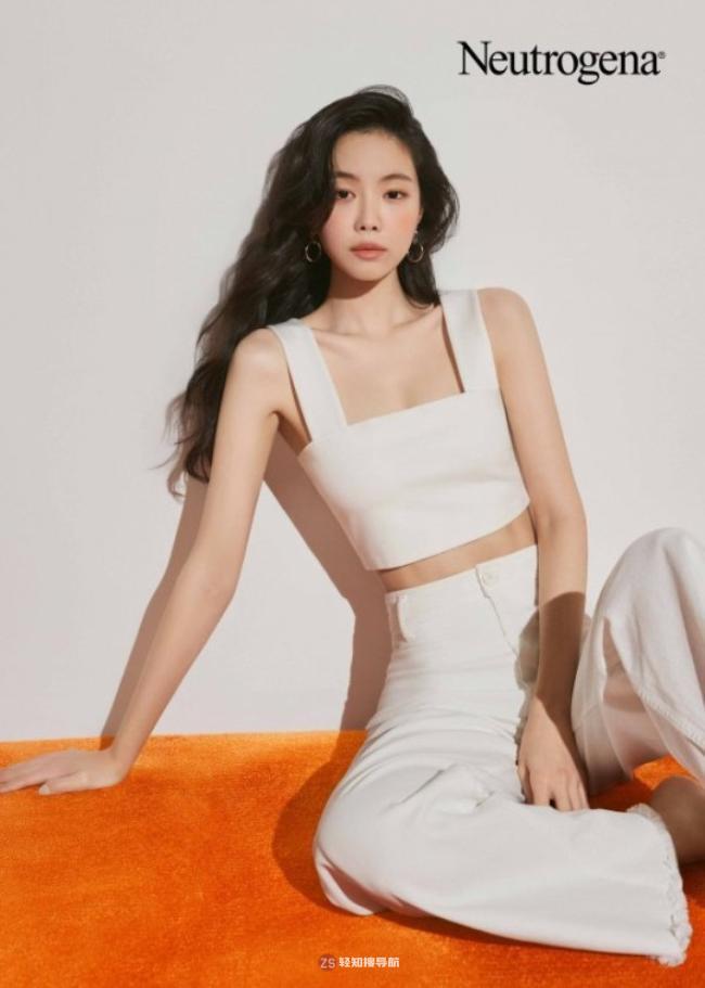 孙娜恩最新美妆写真近日在网上曝光，时尚打扮搭配霓虹氛围吸引粉丝目光