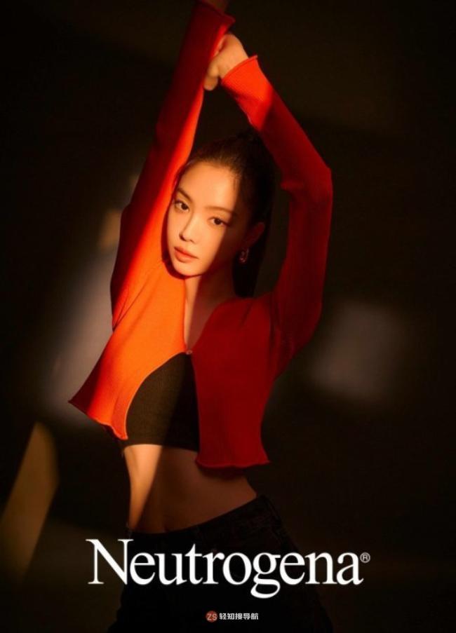 孙娜恩最新美妆写真近日在网上曝光，时尚打扮搭配霓虹氛围吸引粉丝目光