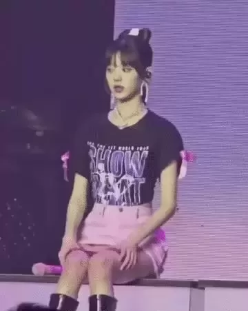 IVE张员瑛在演唱会上为了保持清醒而伤害自己！让粉丝们心痛不已