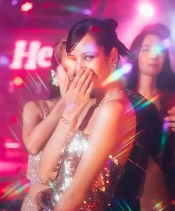 BLACKPINK Lisa超豪华的生日派对成为话题！(G)I-DLE Minnie、前CLC的Sorn也出现